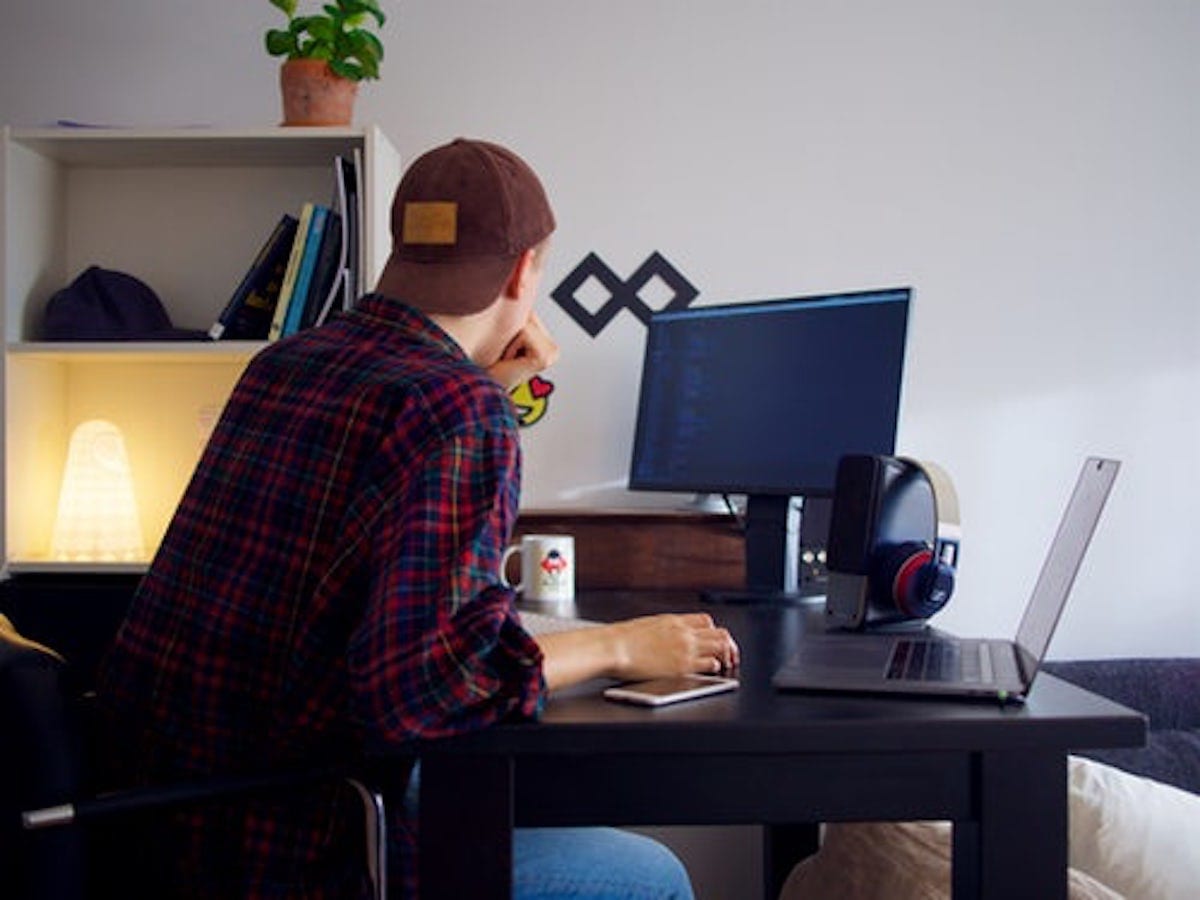 ”Man in front of desktop”