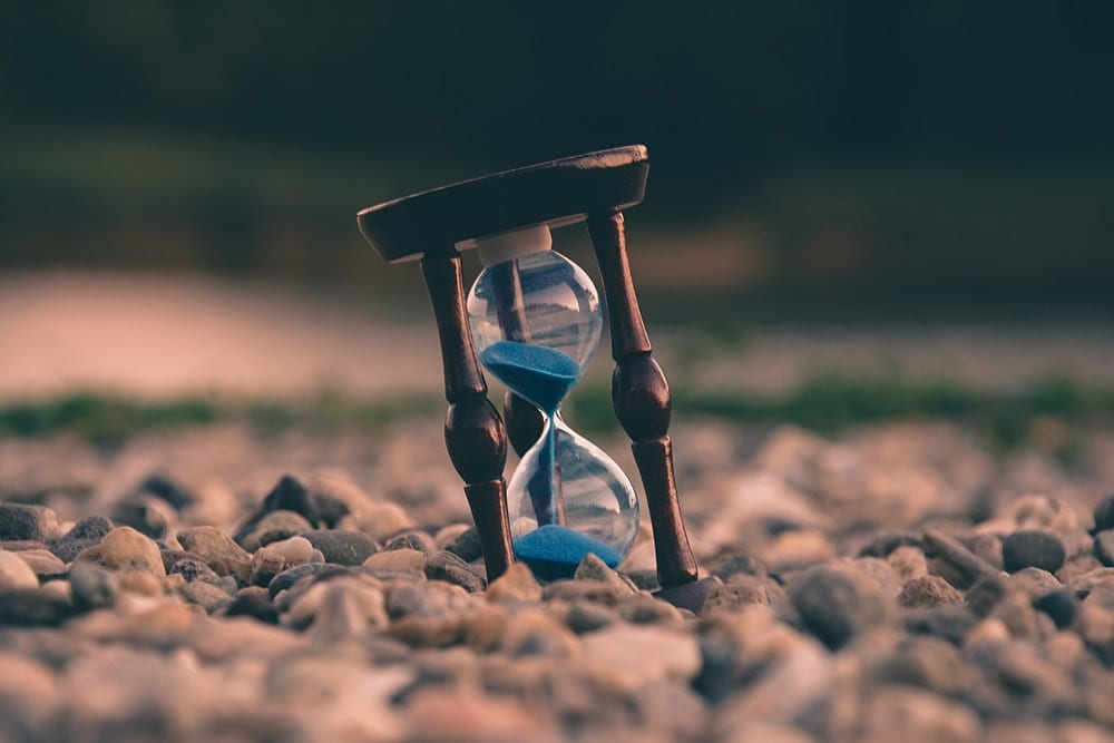  Hourglass on the rocks. 