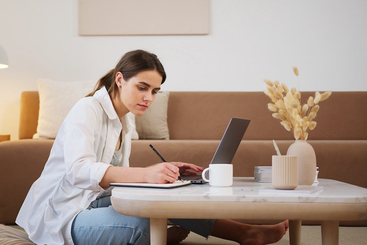 A woman learning from an online coding bootcamp.