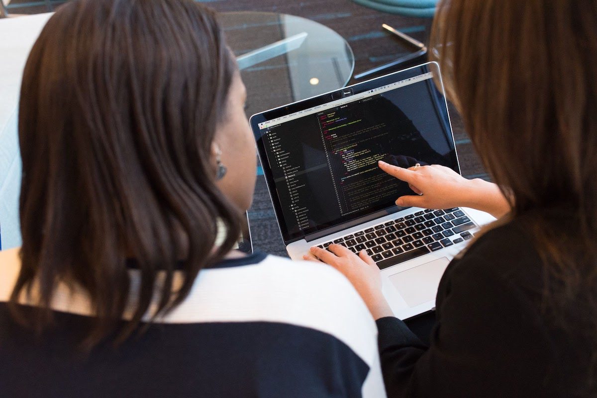 Two women looking at basic concepts of big data on a computer how to become a big data engineer