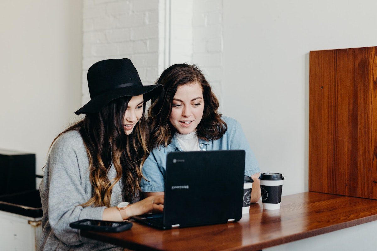 Women sharing a laptop. How To Get An Internship At Accenture