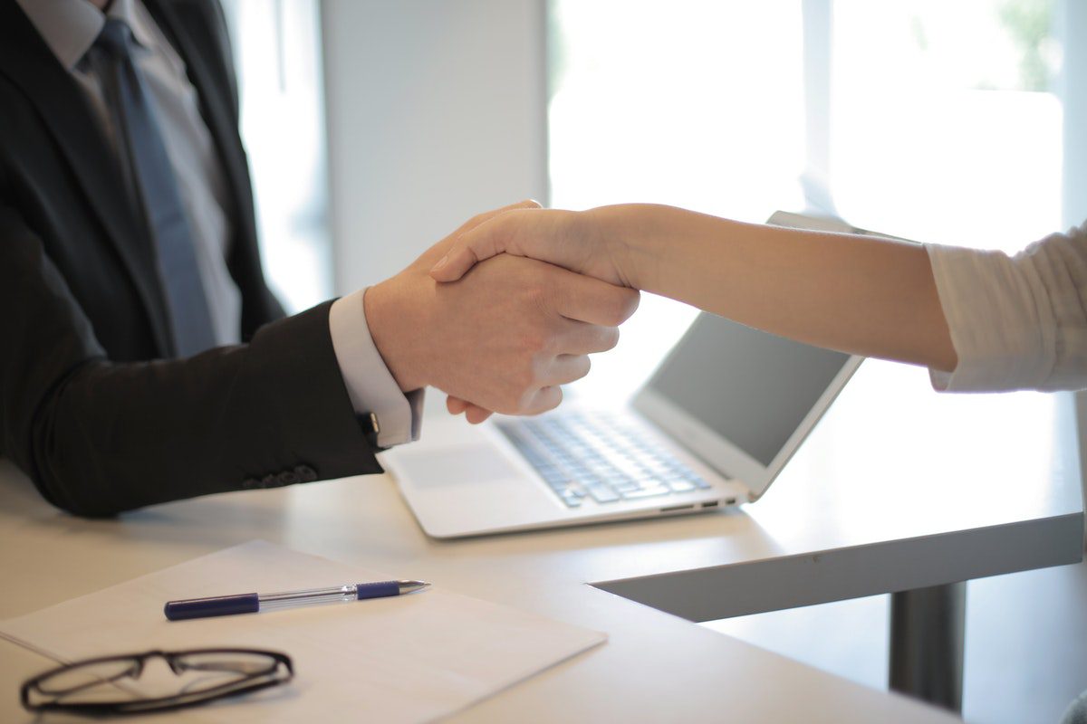 Two people shaking hands. How To Get An Internship At HP