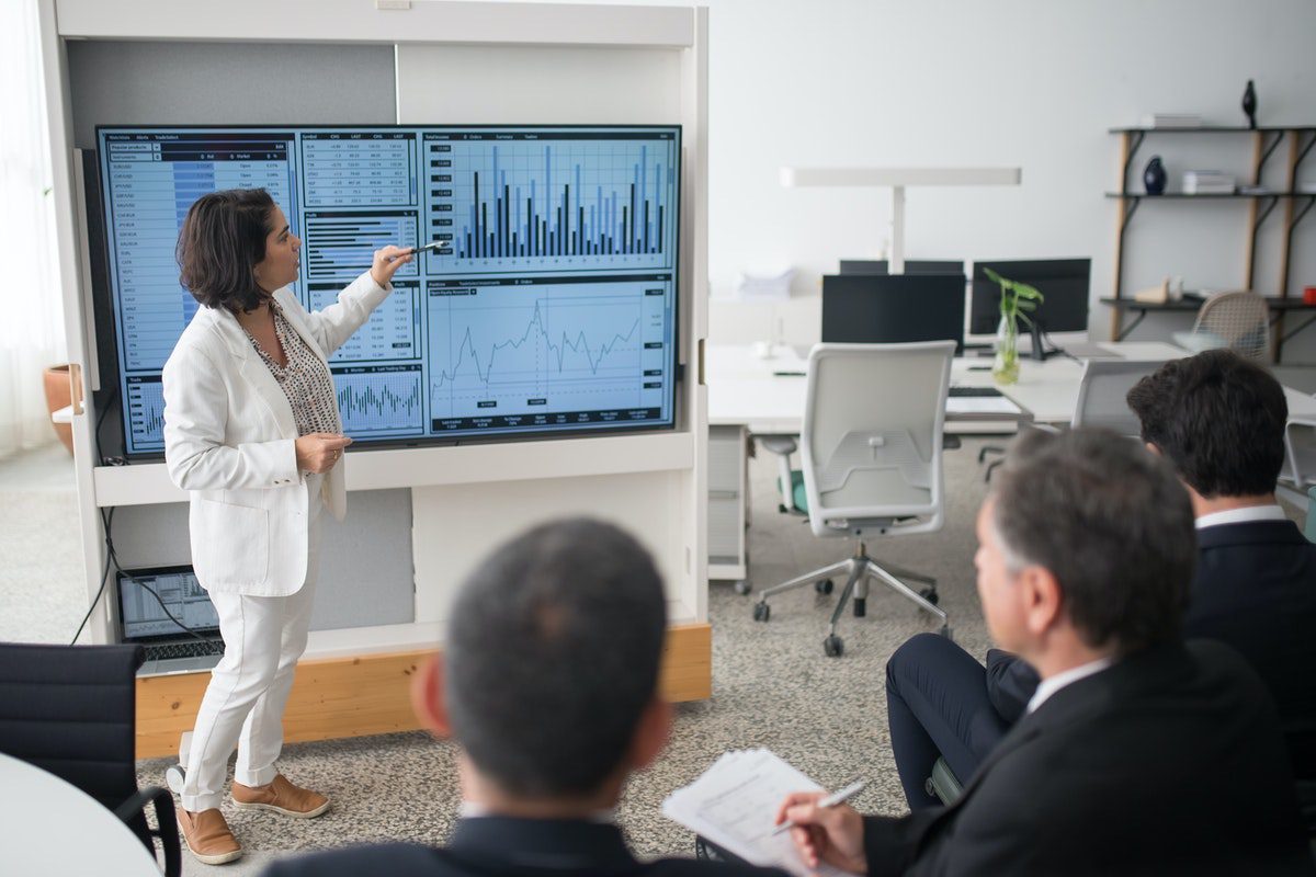 A woman doing a presentation of user experience for several internet-based companies. Who Uses R?