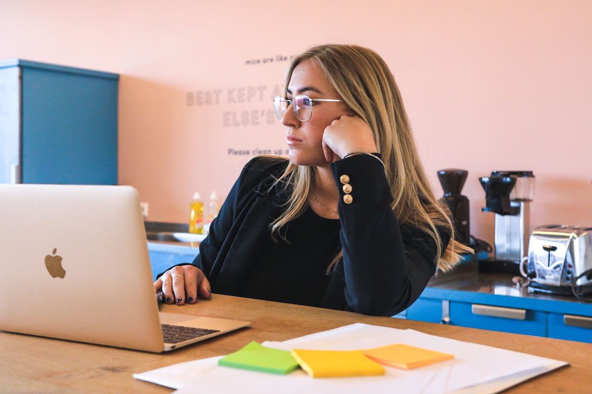 An intern working on her laptop with sticky notes on the table How to Get an Internship at Alibaba