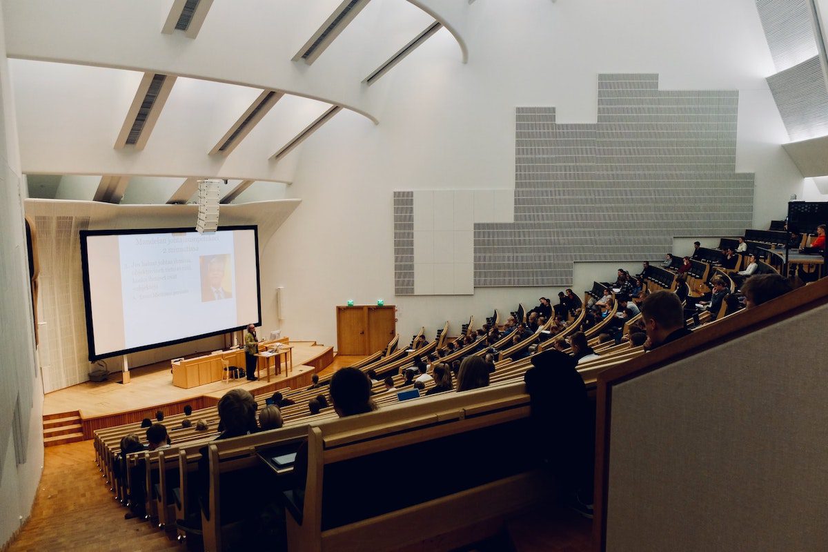 University students listening to a lecture. Best Universities In Massachusetts