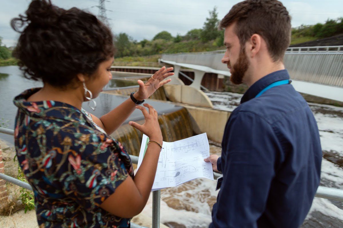 A female civil engineer discusses safe drinking water near the city limits of a major city with a Michigan Tech student