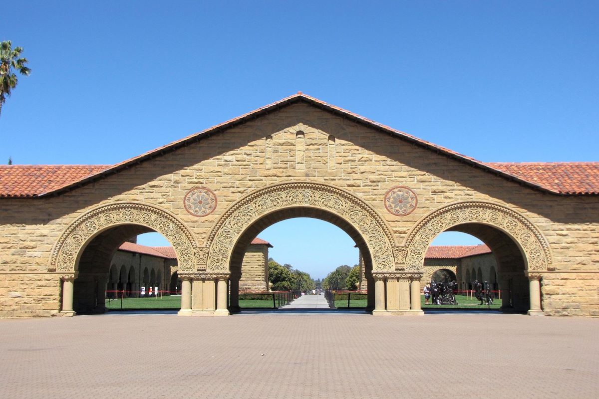 Three arches connect two outdoor spaces on the Stanford University campus