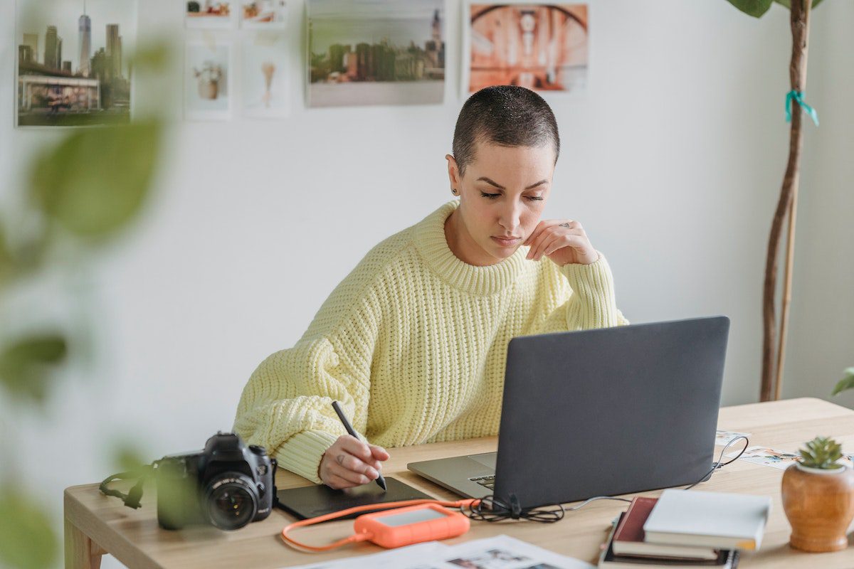 A woman looking for cloud computing jobs on her laptop.